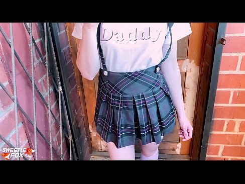 ❤️ A menina da escola chupa profundamente a piça e fode em vez de aulas. Porno vídeo em nós ☑