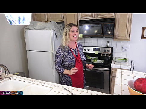 ❤️ A madrasta o ordenha na cozinha antes de sua data Porno vídeo em nós ☑