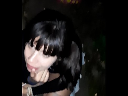 ❤️ Na rua, o pênis inchado em troca de doces Porno vídeo em nós ☑