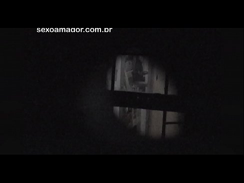 ❤️ Lourinho é secretamente filmado por um voyeur de bairro escondido atrás de tijolos ocos Porno vídeo em nós ☑