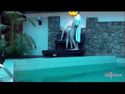 ❤️ Chefe convida empregada para a piscina, mas não conseguiu resistir a um Porno vídeo em nós ☑