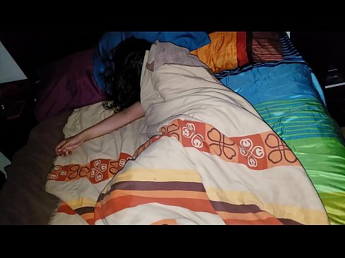 ❤️ Stepson berating sua jovem madrasta enquanto ela dorme. Porno vídeo em nós ☑