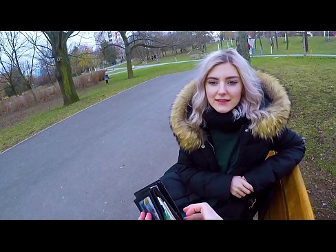 ❤️ Engole o esperma quente de um estranho por dinheiro - broche no parque por Eva Elfie Porno vídeo em nós ☑